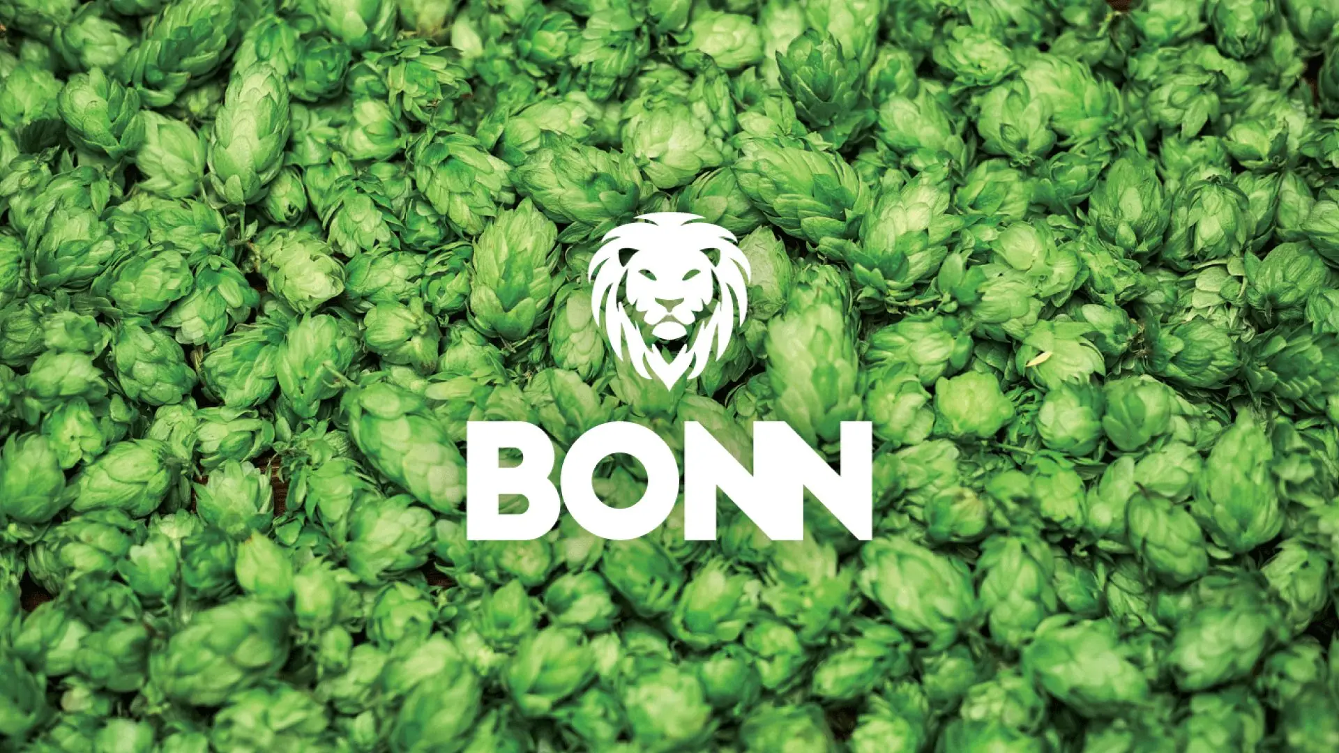 Isotipo de león y wordmark BONN en blanco sobre una textura de flores de lúpulo