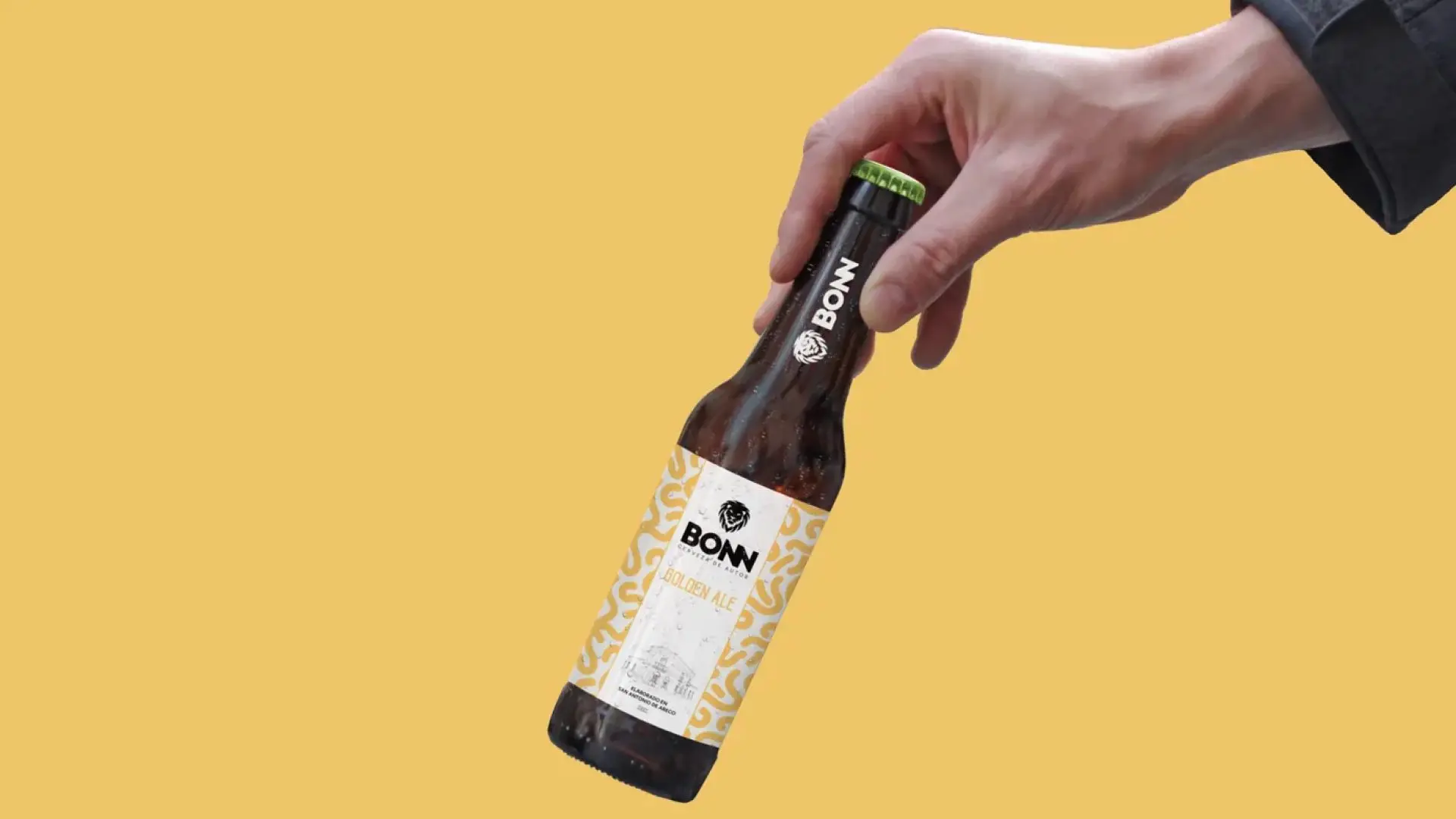 Botella BONN Golden Ale recién destapada, con chapita verde