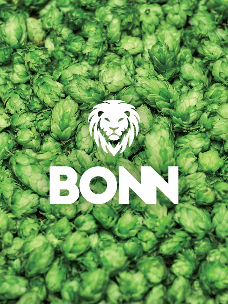 Marca BONN: cabeza de león y wordmark en blanco sobre una foto de flores de lúpulo