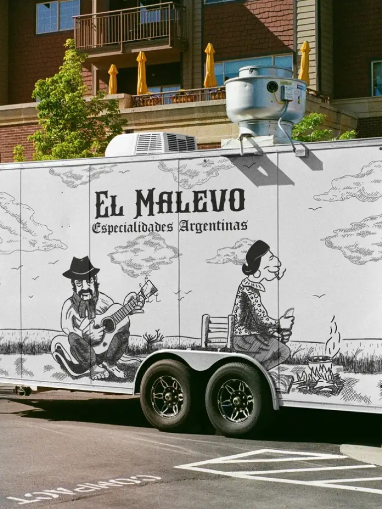 Foodtruck de El Malevo con el sistema de ilustración de raíz gaucha dibujado a línea sobre el lateral blanco