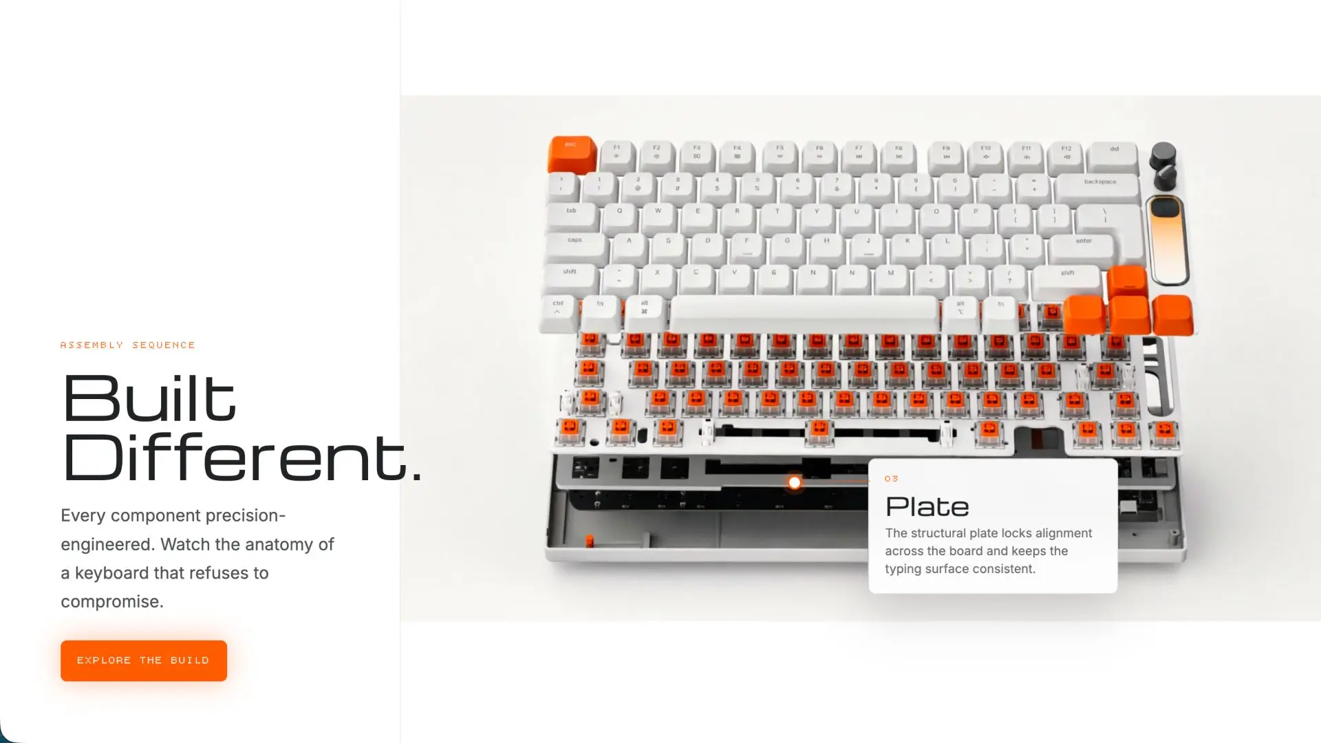Secuencia de ensamblado "Built Different" mostrando el plate y los switches del teclado