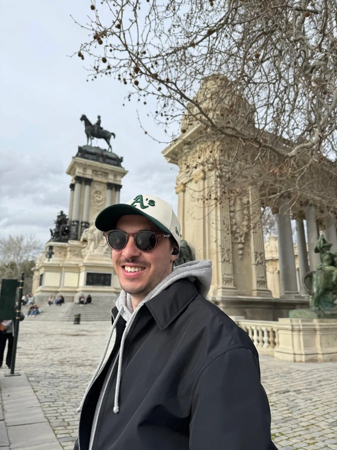 Lorenzo Fiore Etchevest at Retiro Park, Madrid, wearing a cap and sunglasses.